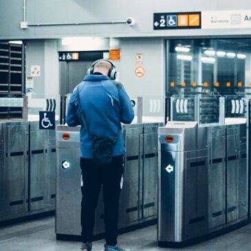 Il Regno Unito sostituirà i gate elettronici con la tecnologia di riconoscimento facciale negli aeroporti