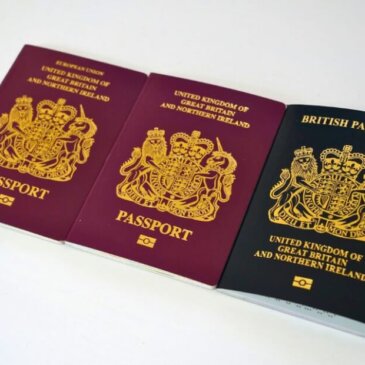 I britannici che utilizzano ancora i passaporti rossi devono verificarne la validità prima di partire per le vacanze