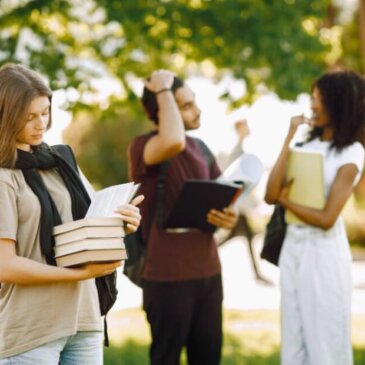 Le università del Regno Unito devono far fronte alle difficoltà finanziarie dovute al fatto che il numero dei visti per gli studenti stranieri ha toccato i minimi da 20 anni a questa parte.